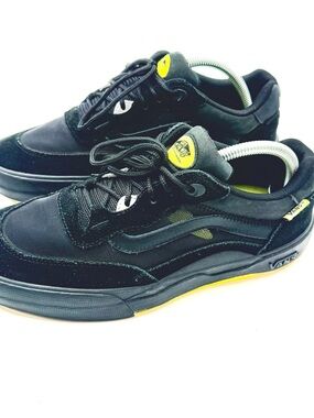 Vans Wayvee skate shoes in the Black/Sulphur colorway. Like New Ships next day